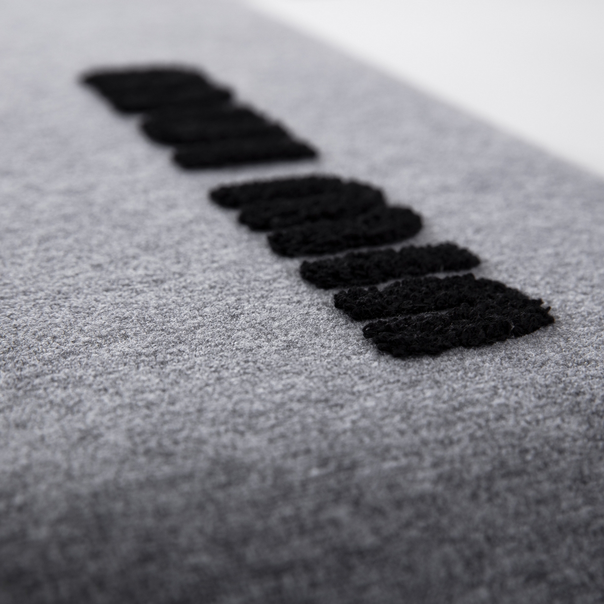 91家纺网 家纺一手货源 找家纺 大黄蜂家居家纺 2025新款毛巾绣仿羊绒星球面包记忆枕套 多巴胺灰