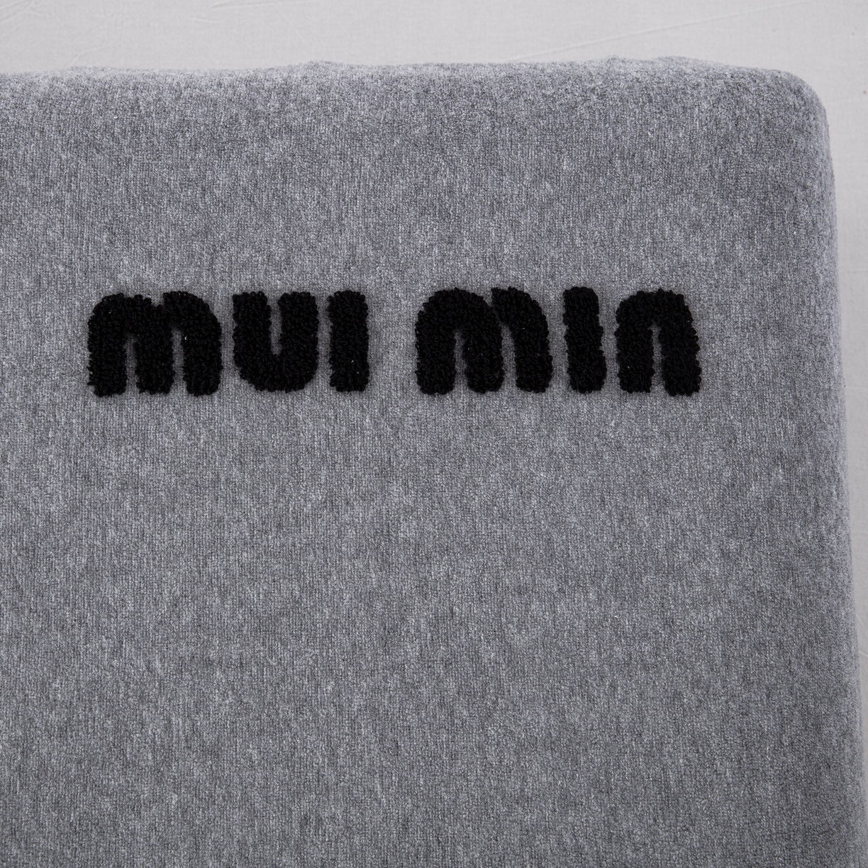 91家纺网 家纺一手货源 找家纺 大黄蜂家居家纺 2025新款毛巾绣仿羊绒星球面包记忆枕套 多巴胺灰