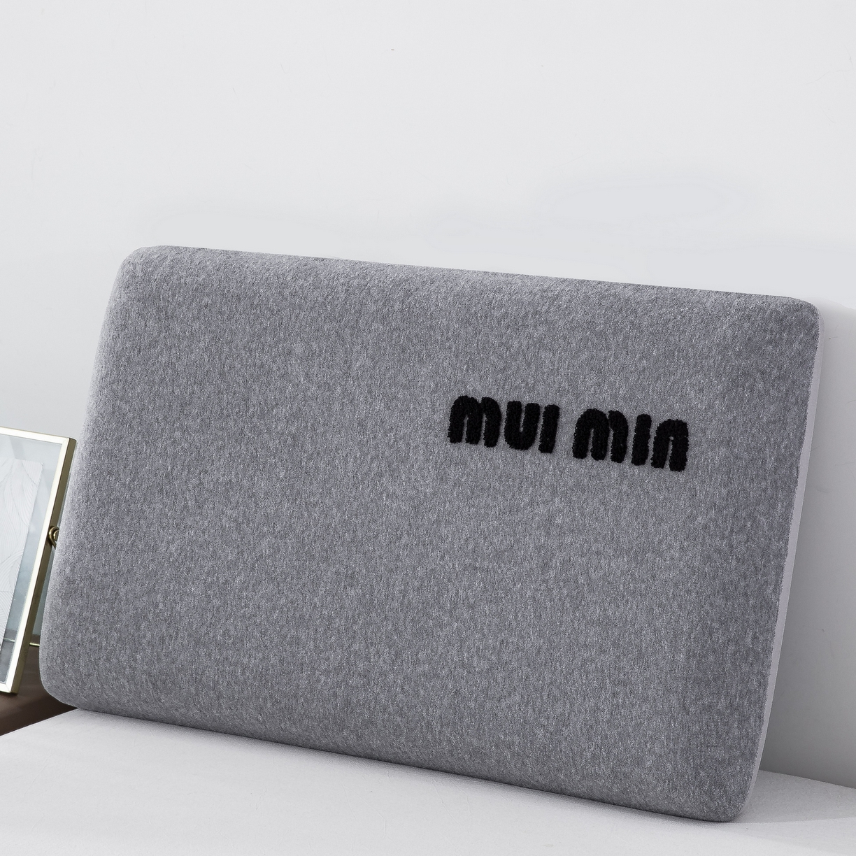 91家纺网 家纺一手货源 找家纺 大黄蜂家居家纺 2025新款毛巾绣仿羊绒星球面包记忆枕套 多巴胺灰