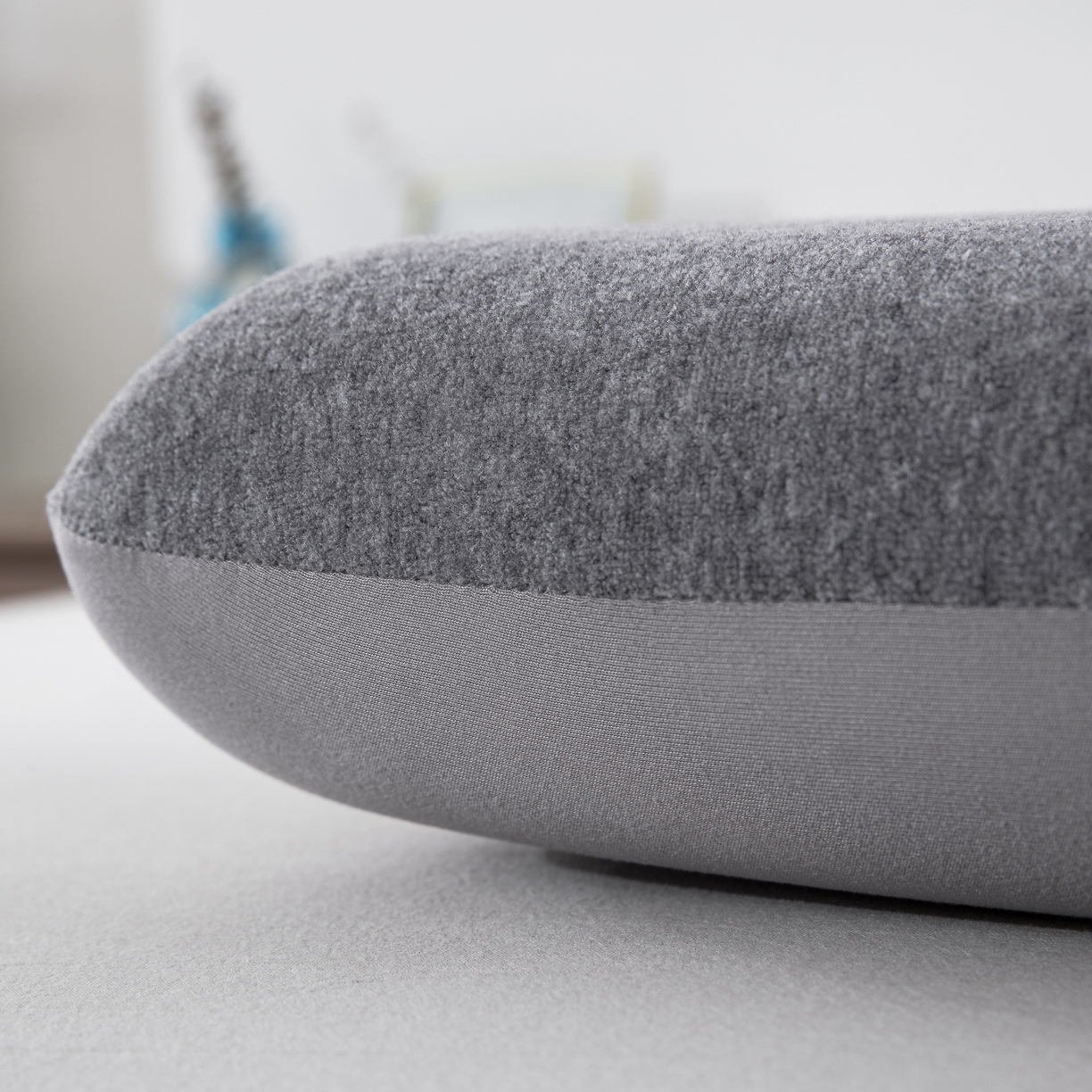 91家纺网 家纺一手货源 找家纺 大黄蜂家居家纺 2025新款毛巾绣仿羊绒星球面包记忆枕套 多巴胺灰