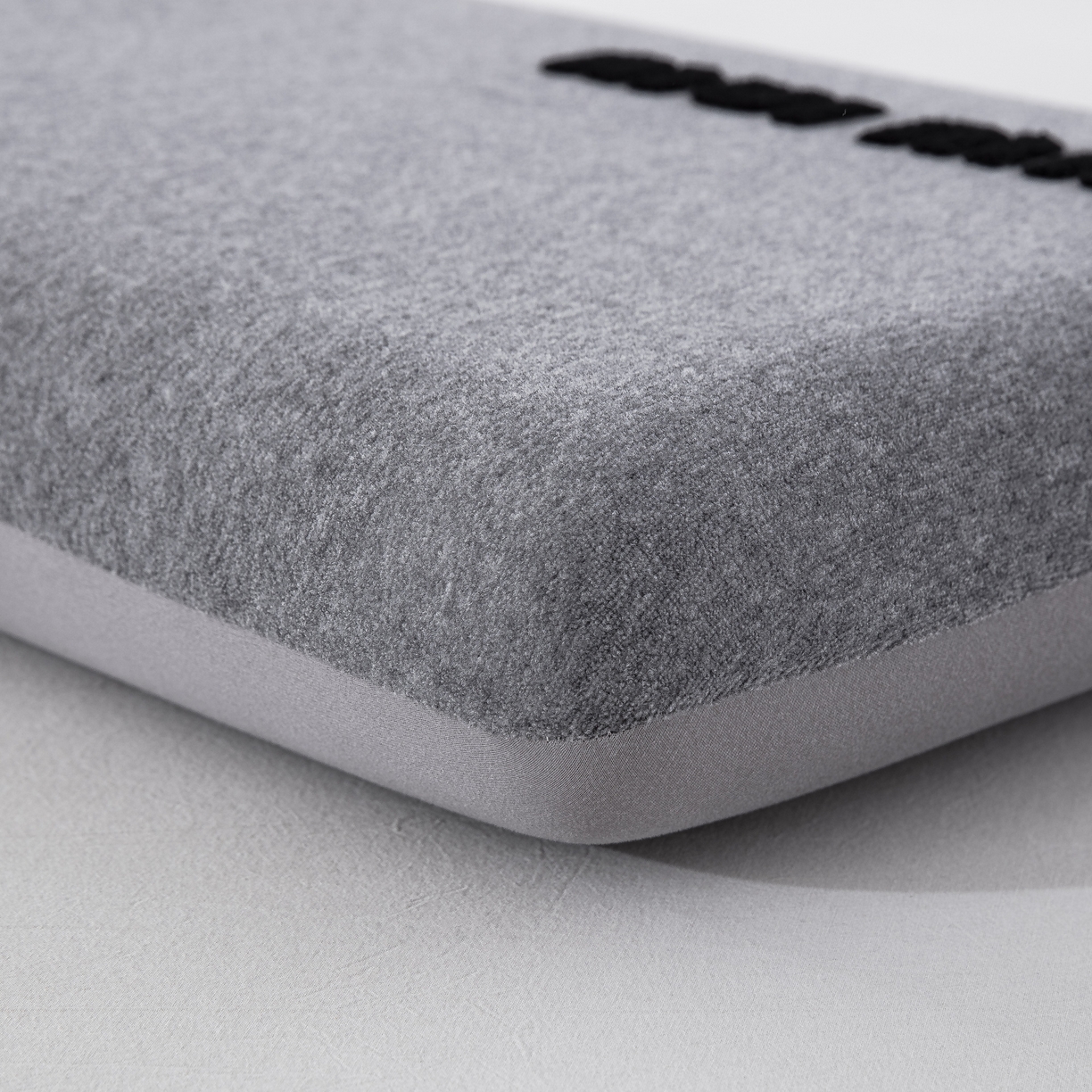 91家纺网 家纺一手货源 找家纺 大黄蜂家居家纺 2025新款毛巾绣仿羊绒星球面包记忆枕套 多巴胺灰