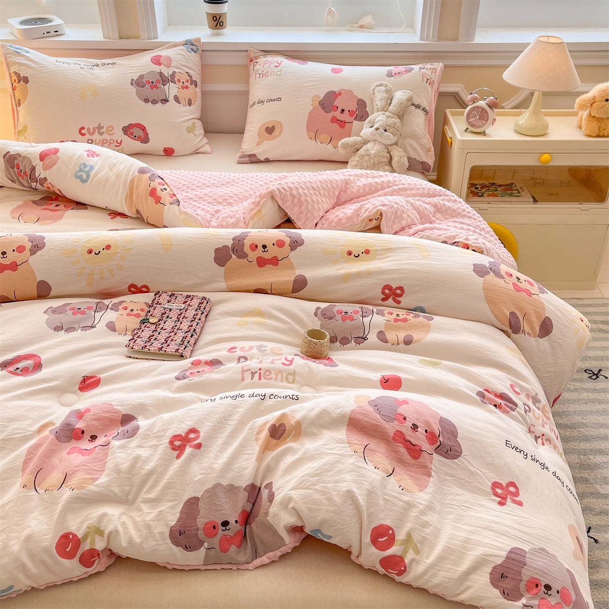 91家纺网 家纺一手货源 找家纺 盛秋家纺 2025新款A类水洗棉水晶绒豆豆被被子被芯 情侣猫+蝴蝶粉