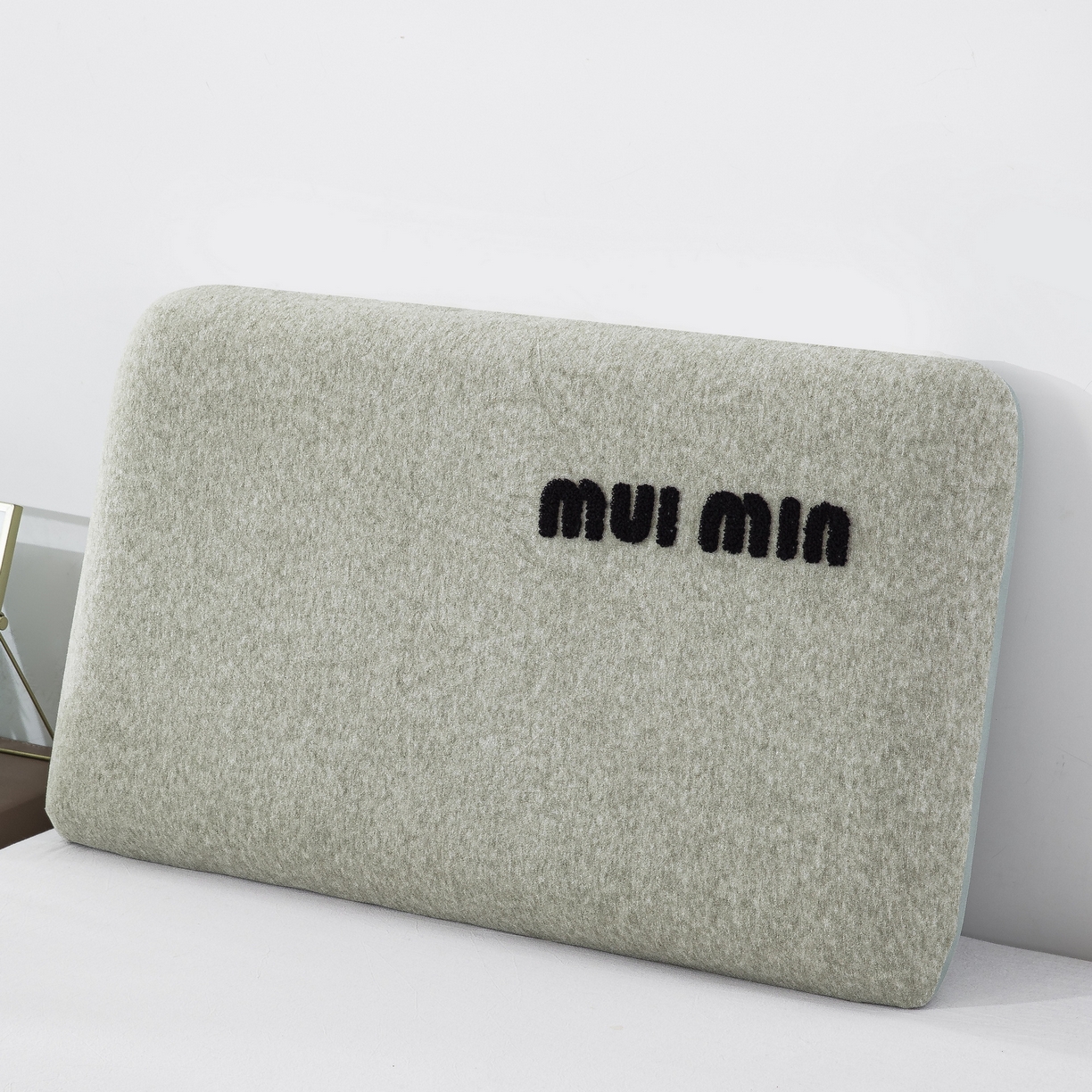 91家纺网 家纺一手货源 找家纺 大黄蜂家居家纺 2025新款毛巾绣仿羊绒星球面包记忆枕套 多巴胺绿