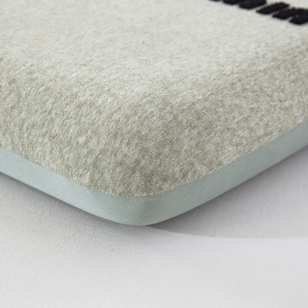 91家纺网 家纺一手货源 找家纺 大黄蜂家居家纺 2025新款毛巾绣仿羊绒星球面包记忆枕套 多巴胺绿