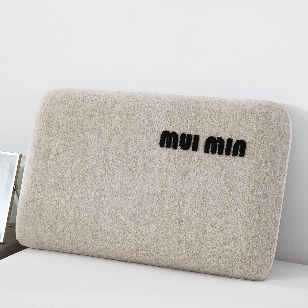 91家纺网 家纺一手货源 找家纺 大黄蜂家居家纺 2025新款毛巾绣仿羊绒星球面包记忆枕套 多巴胺驼