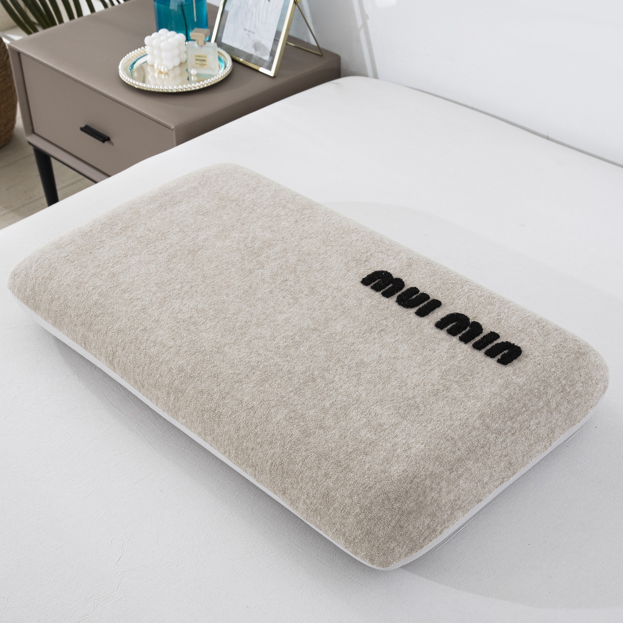 91家纺网 家纺一手货源 找家纺 大黄蜂家居家纺 2025新款毛巾绣仿羊绒星球面包记忆枕套 多巴胺驼