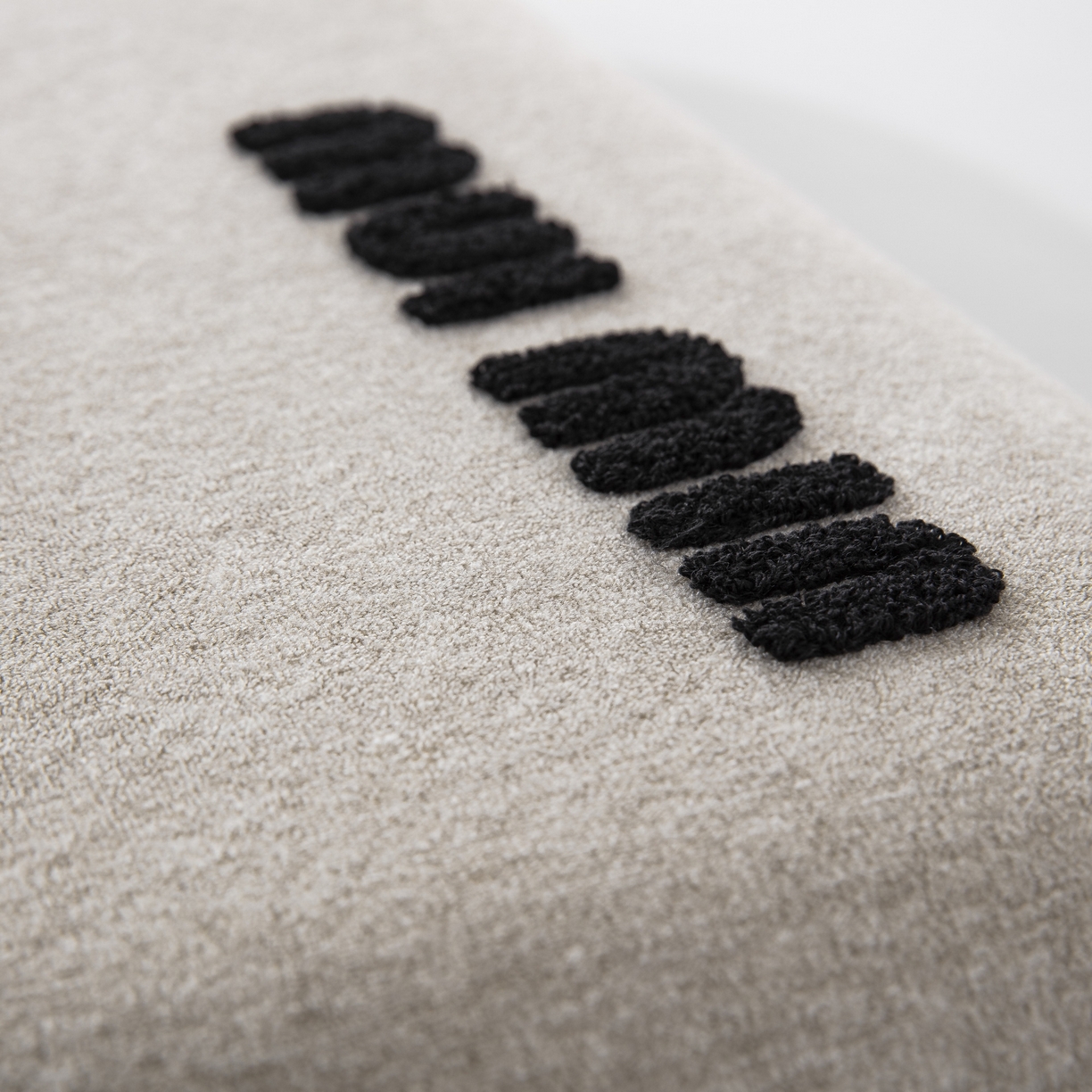 91家纺网 家纺一手货源 找家纺 大黄蜂家居家纺 2025新款毛巾绣仿羊绒星球面包记忆枕套 多巴胺驼