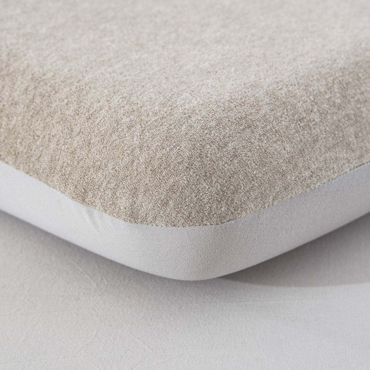 91家纺网 家纺一手货源 找家纺 大黄蜂家居家纺 2025新款毛巾绣仿羊绒星球面包记忆枕套 多巴胺驼