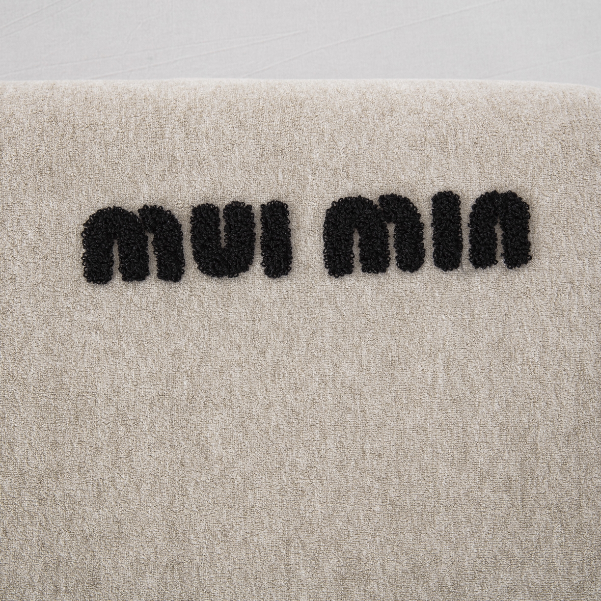 91家纺网 家纺一手货源 找家纺 大黄蜂家居家纺 2025新款毛巾绣仿羊绒星球面包记忆枕套 多巴胺驼