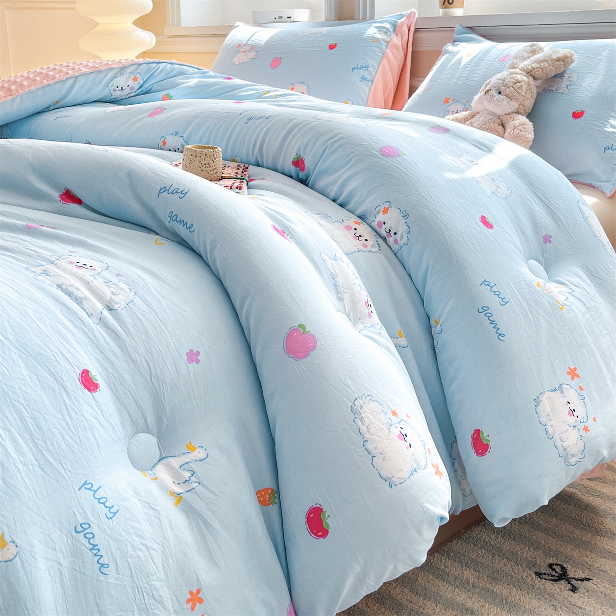 91家纺网 家纺一手货源 找家纺 盛秋家纺 2025新款A类水洗棉水晶绒豆豆被被子被芯 甜心猫+蝴蝶粉