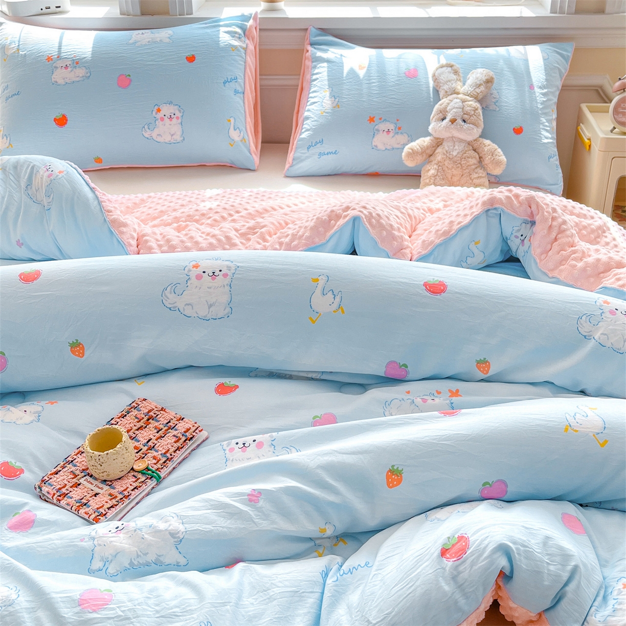 91家纺网 家纺一手货源 找家纺 盛秋家纺 2025新款A类水洗棉水晶绒豆豆被被子被芯 甜心猫+蝴蝶粉