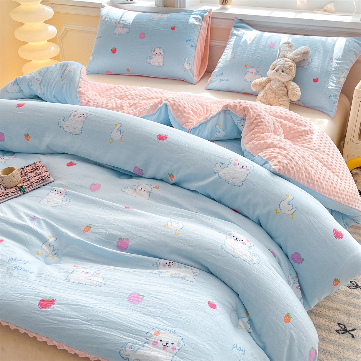 91家纺网 家纺一手货源 找家纺 盛秋家纺 2025新款A类水洗棉水晶绒豆豆被被子被芯 甜心猫+蝴蝶粉