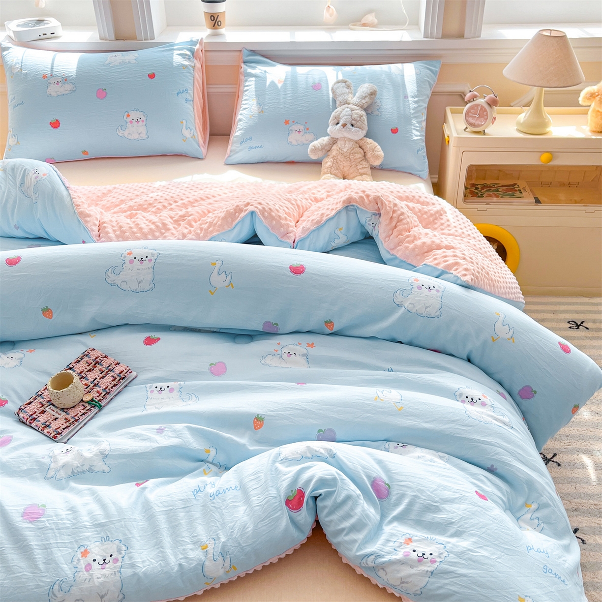 91家纺网 家纺一手货源 找家纺 盛秋家纺 2025新款A类水洗棉水晶绒豆豆被被子被芯 甜心猫+蝴蝶粉