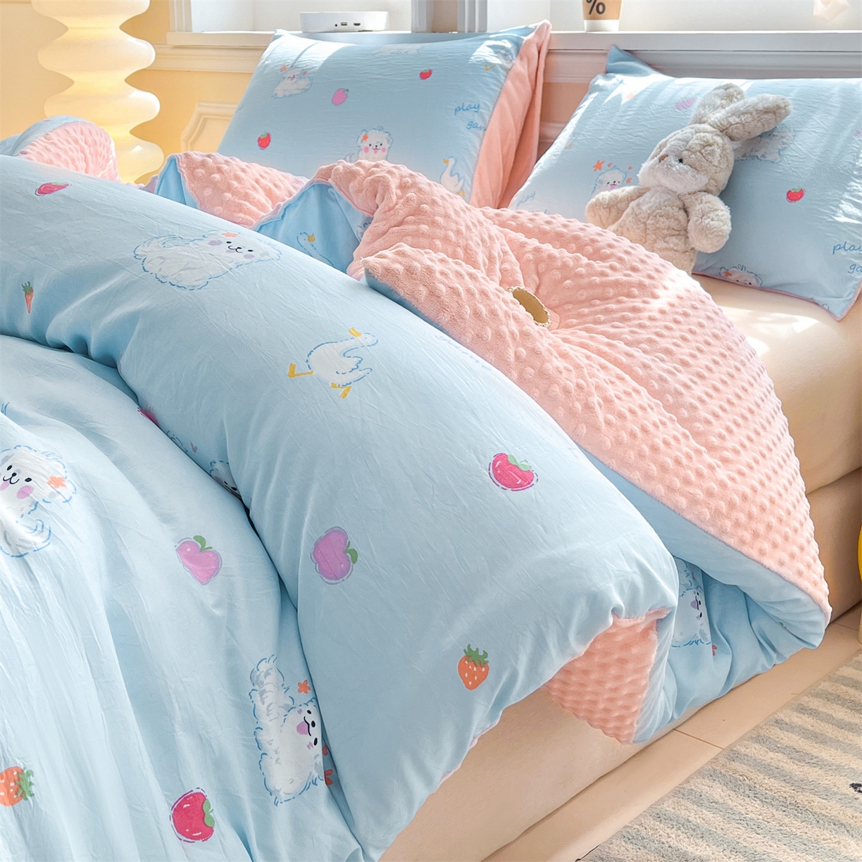 91家纺网 家纺一手货源 找家纺 盛秋家纺 2025新款A类水洗棉水晶绒豆豆被被子被芯 甜心猫+蝴蝶粉