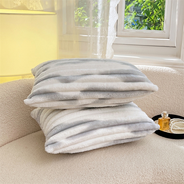 91家纺网 家纺一手货源 找家纺 圣比熊 2025新款法莱绒抱枕套法兰绒枕套宿舍枕芯套兔毛绒30x50枕头套-抽条 法莱绒抽条-梦幻浅灰