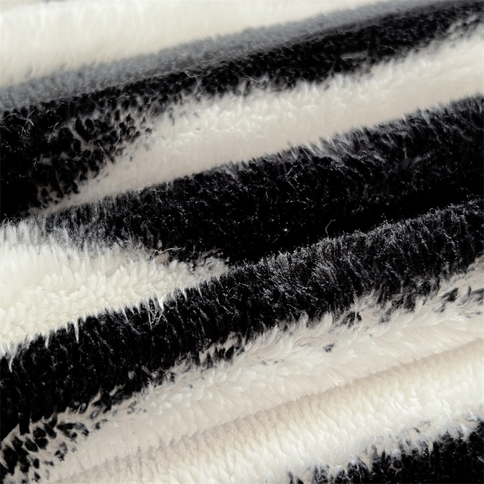 91家纺网 家纺一手货源 找家纺 圣比熊 2025新款法莱绒抱枕套法兰绒枕套宿舍枕芯套兔毛绒30x50枕头套-抽条 法莱绒抽条-梦幻墨白