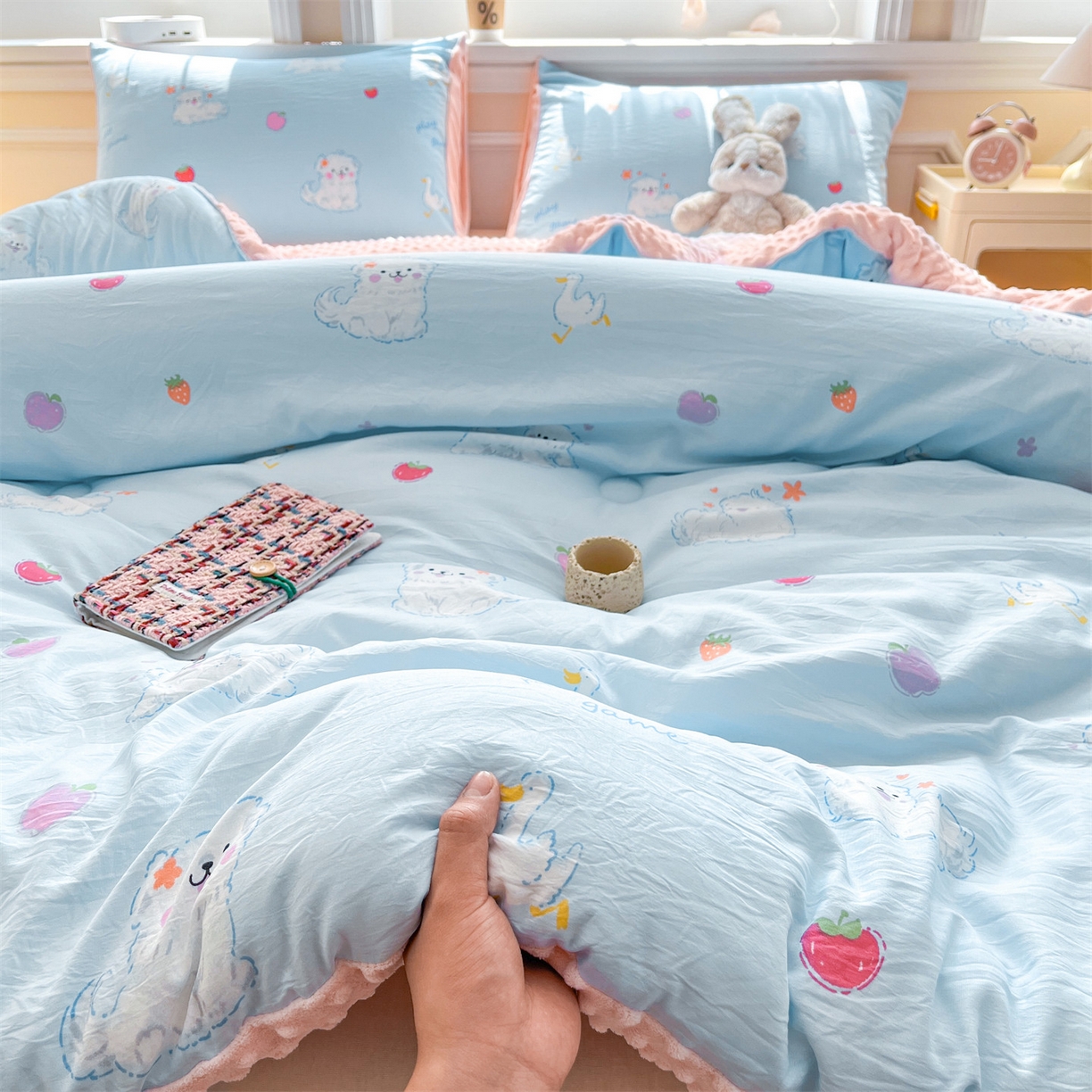 91家纺网 家纺一手货源 找家纺 盛秋家纺 2025新款A类水洗棉水晶绒豆豆被被子被芯 甜心猫+蝴蝶粉