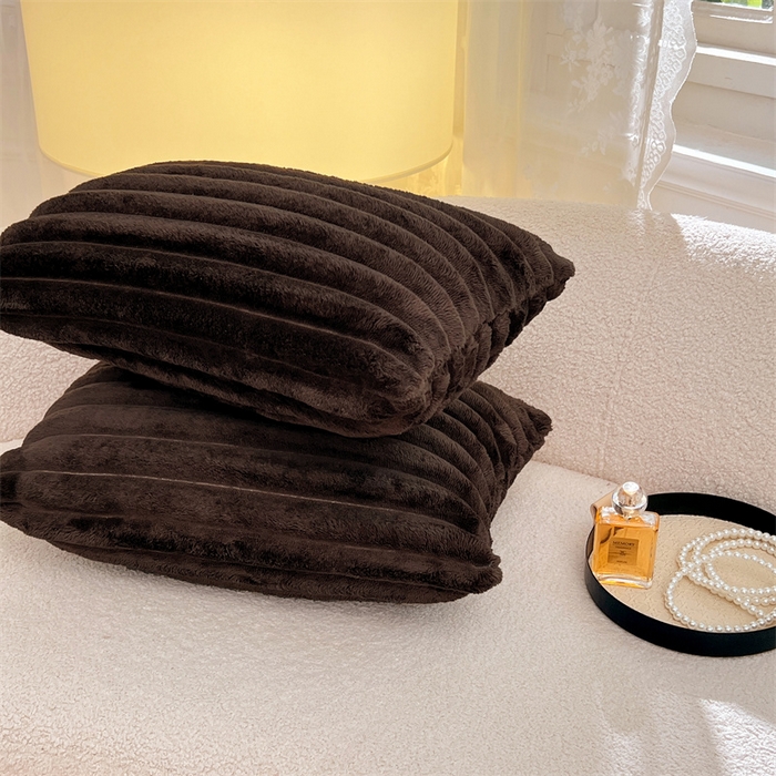 91家纺网 家纺一手货源 找家纺 圣比熊 2025新款法莱绒抱枕套法兰绒枕套宿舍枕芯套兔毛绒30x50枕头套-抽条 法莱绒抽条-咖啡色