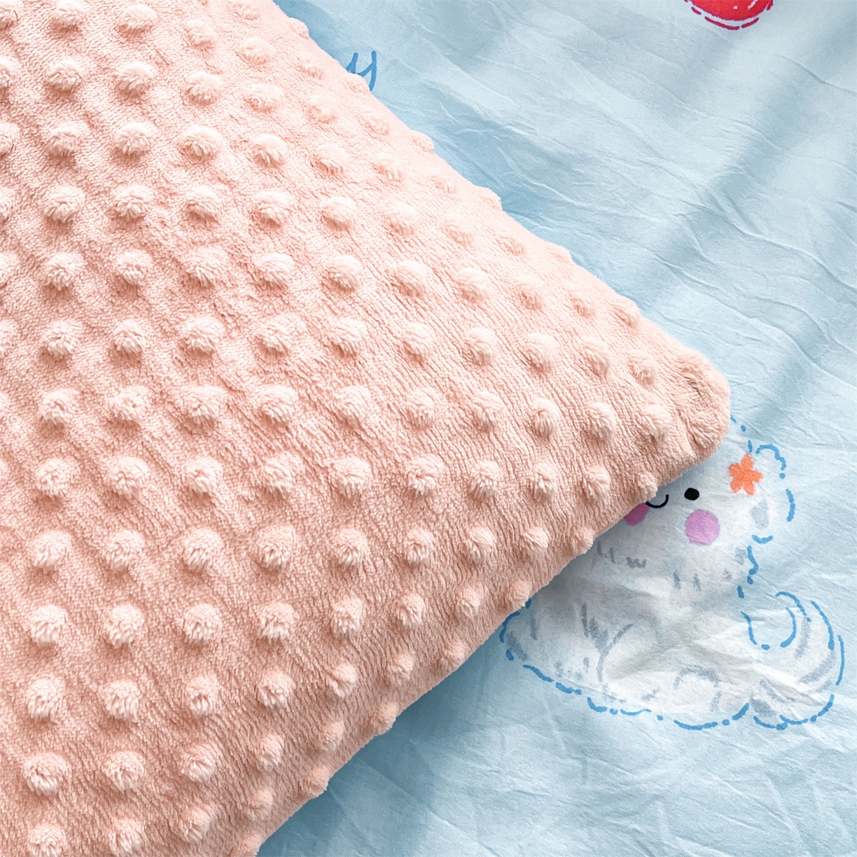 91家纺网 家纺一手货源 找家纺 盛秋家纺 2025新款A类水洗棉水晶绒豆豆被被子被芯 甜心猫+蝴蝶粉