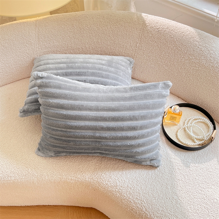 91家纺网 家纺一手货源 找家纺 圣比熊 2025新款法莱绒抱枕套法兰绒枕套宿舍枕芯套兔毛绒30x50枕头套-抽条 法莱绒抽条-烟雨灰