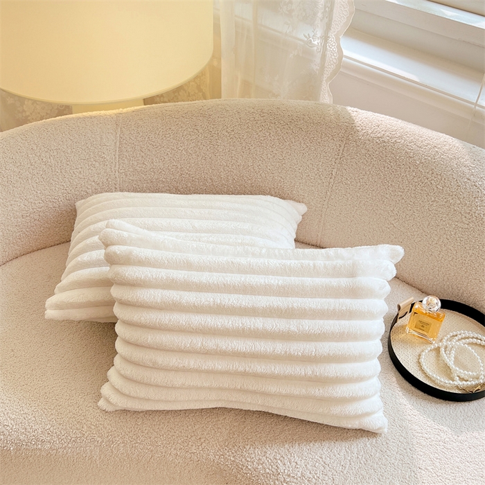 91家纺网 家纺一手货源 找家纺 圣比熊 2025新款法莱绒抱枕套法兰绒枕套宿舍枕芯套兔毛绒30x50枕头套-抽条 法莱绒抽条-晨曦白