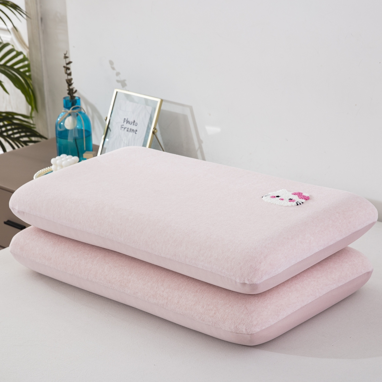 91家纺网 家纺一手货源 找家纺 大黄蜂家居家纺 2025新款毛巾绣仿羊绒星球面包记忆枕套 小猫粉