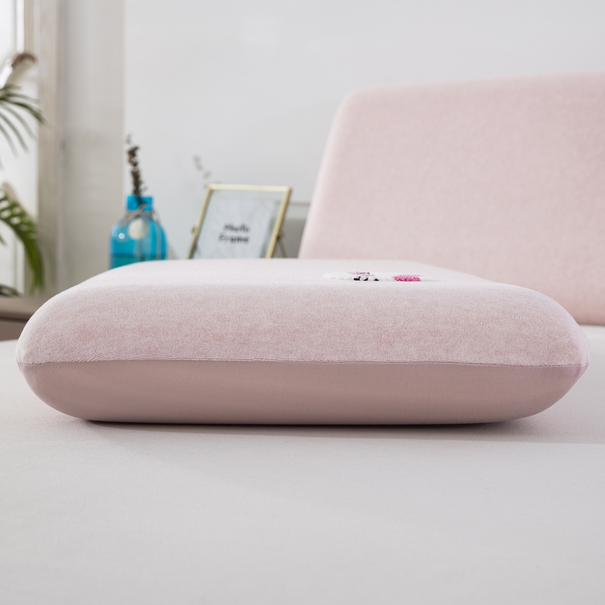 91家纺网 家纺一手货源 找家纺 大黄蜂家居家纺 2025新款毛巾绣仿羊绒星球面包记忆枕套 小猫粉