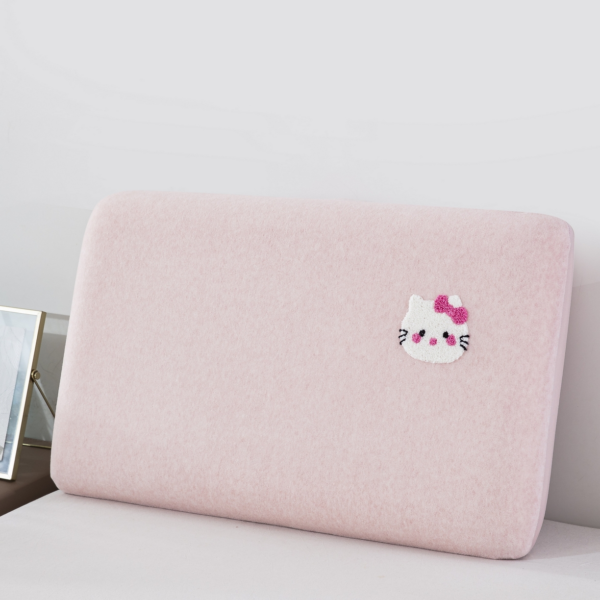 91家纺网 家纺一手货源 找家纺 大黄蜂家居家纺 2025新款毛巾绣仿羊绒星球面包记忆枕套 小猫粉