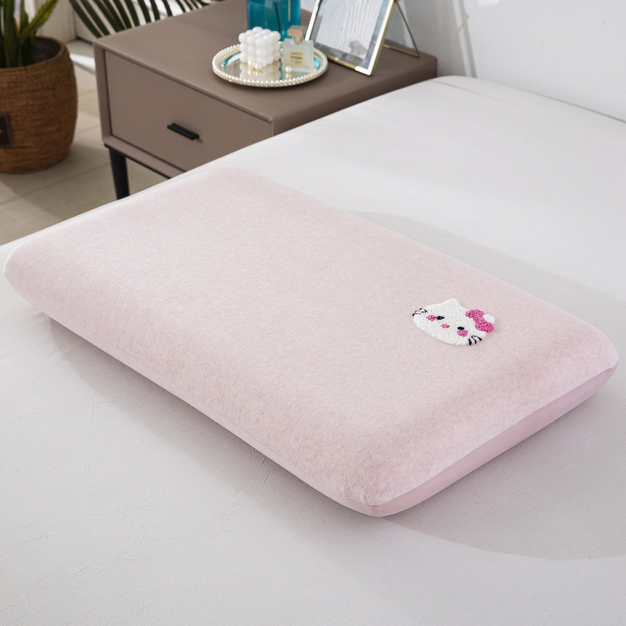 91家纺网 家纺一手货源 找家纺 大黄蜂家居家纺 2025新款毛巾绣仿羊绒星球面包记忆枕套 小猫粉