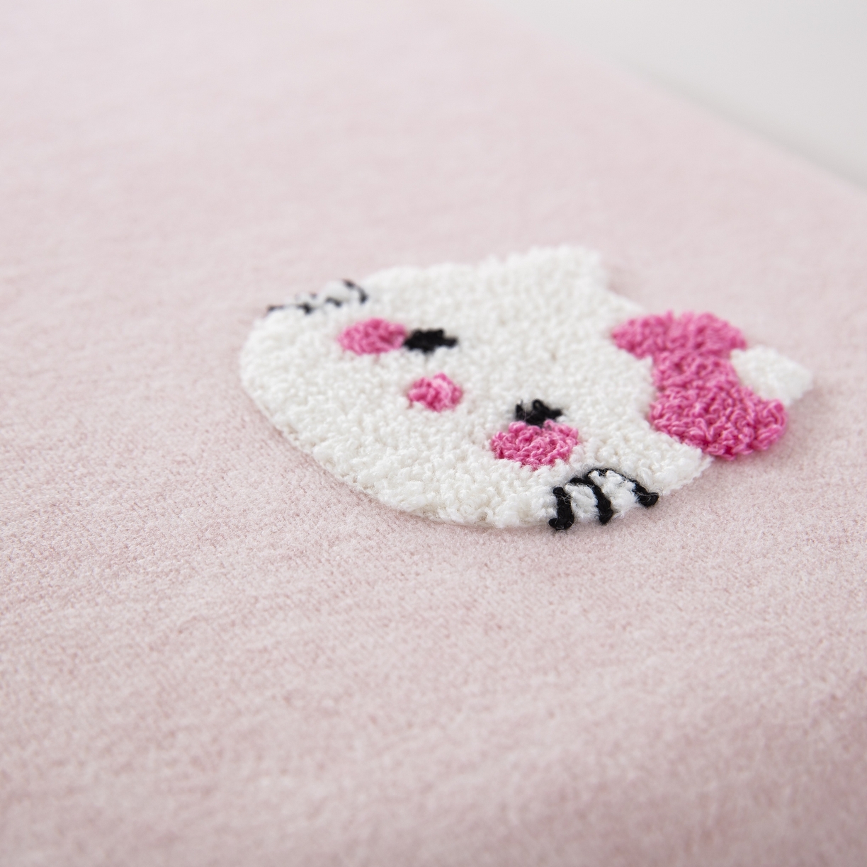 91家纺网 家纺一手货源 找家纺 大黄蜂家居家纺 2025新款毛巾绣仿羊绒星球面包记忆枕套 小猫粉