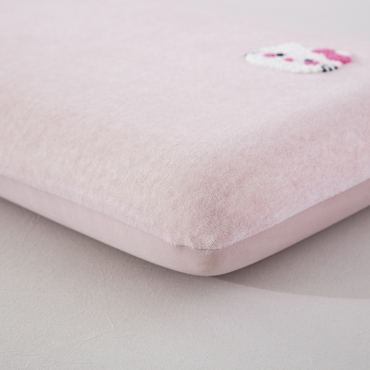 91家纺网 家纺一手货源 找家纺 大黄蜂家居家纺 2025新款毛巾绣仿羊绒星球面包记忆枕套 小猫粉