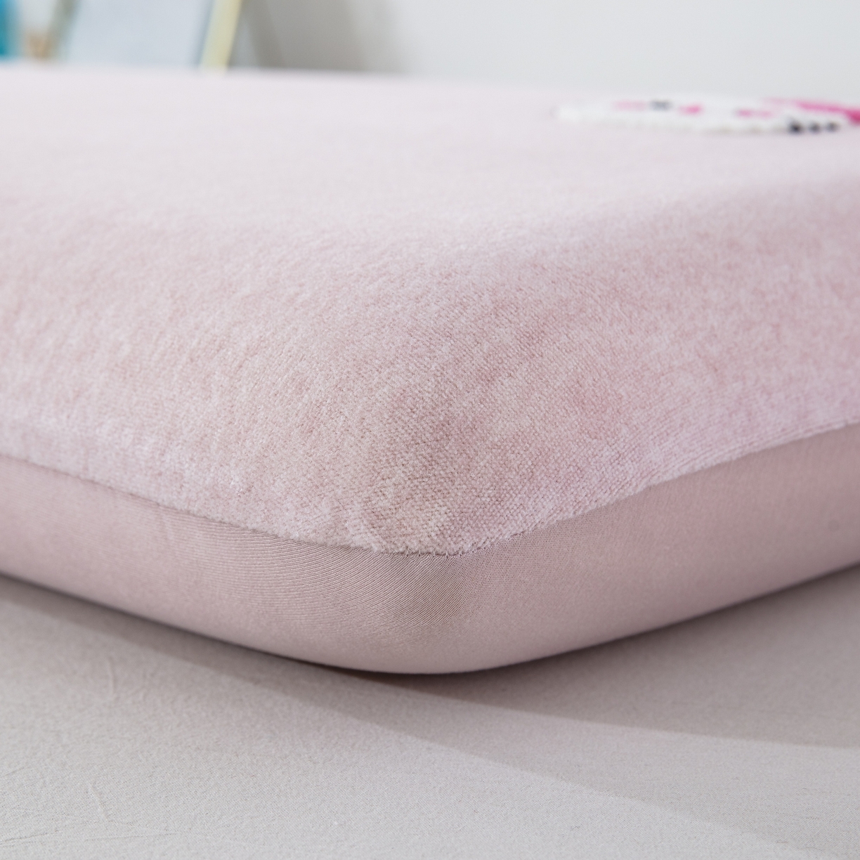 91家纺网 家纺一手货源 找家纺 大黄蜂家居家纺 2025新款毛巾绣仿羊绒星球面包记忆枕套 小猫粉