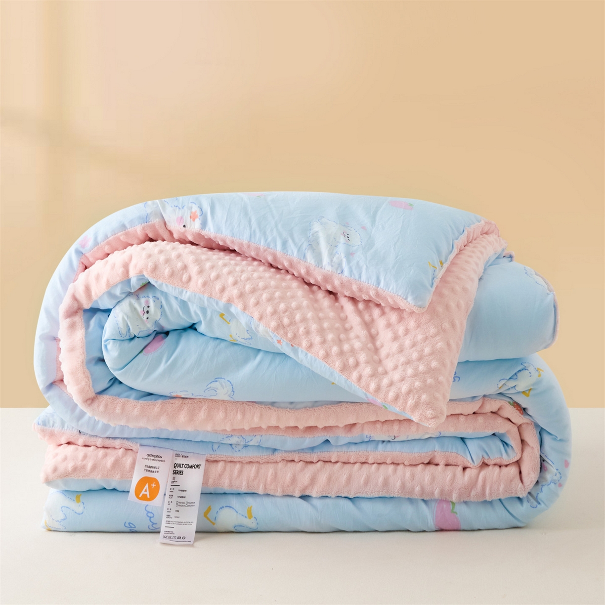 91家纺网 家纺一手货源 找家纺 盛秋家纺 2025新款A类水洗棉水晶绒豆豆被被子被芯 甜心猫+蝴蝶粉