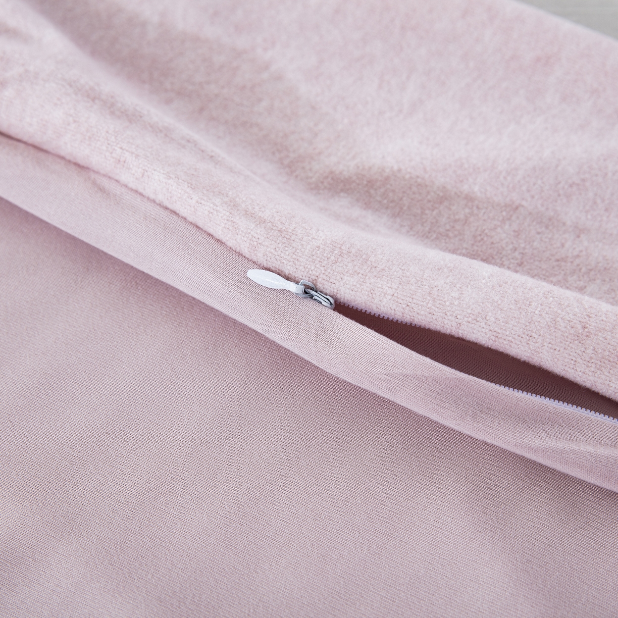 91家纺网 家纺一手货源 找家纺 大黄蜂家居家纺 2025新款毛巾绣仿羊绒星球面包记忆枕套 小猫粉