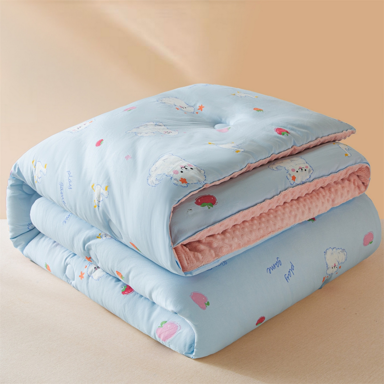 91家纺网 家纺一手货源 找家纺 盛秋家纺 2025新款A类水洗棉水晶绒豆豆被被子被芯 甜心猫+蝴蝶粉