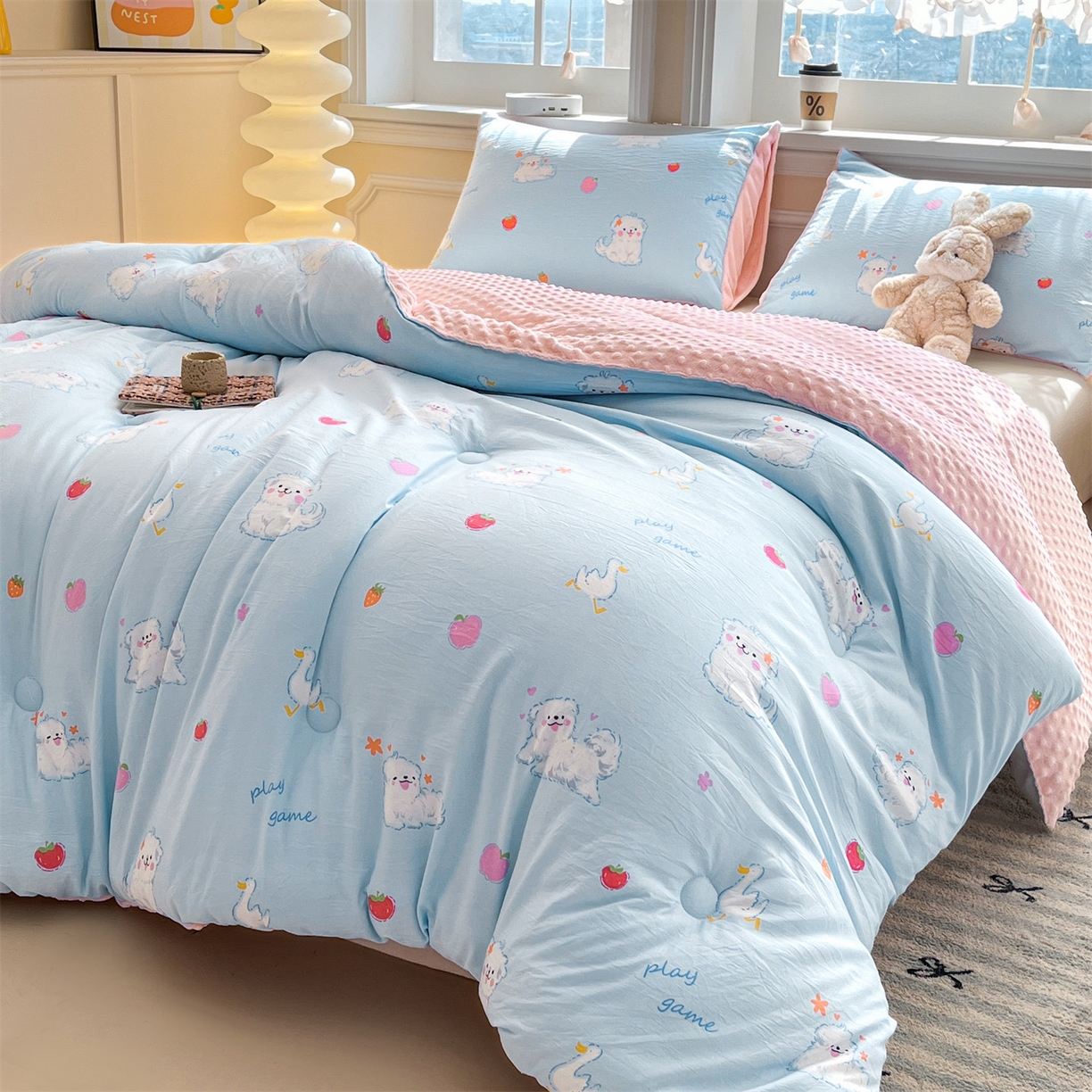 91家纺网 家纺一手货源 找家纺 盛秋家纺 2025新款A类水洗棉水晶绒豆豆被被子被芯 甜心猫+蝴蝶粉