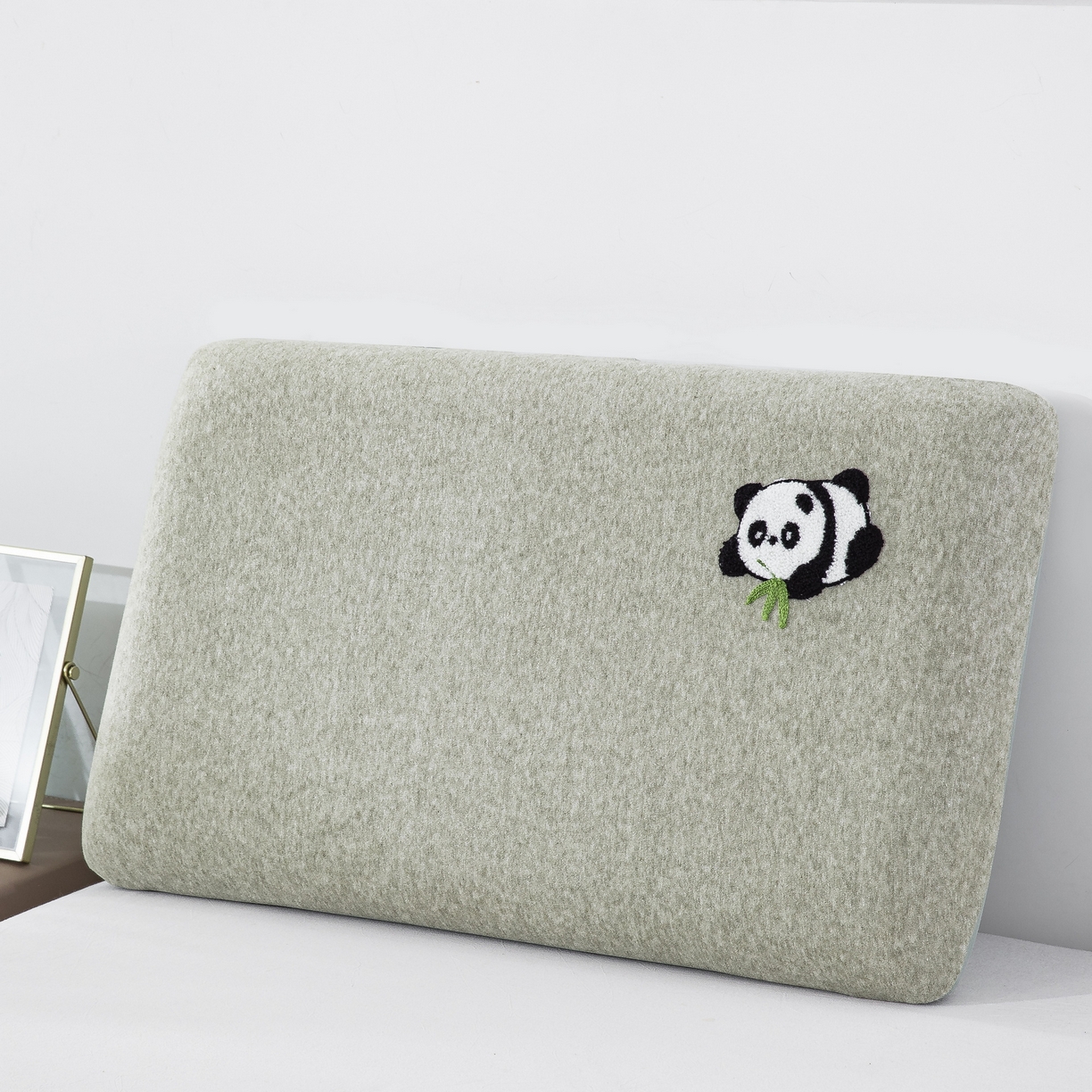 91家纺网 家纺一手货源 找家纺 大黄蜂家居家纺 2025新款毛巾绣仿羊绒星球面包记忆枕套 熊猫绿