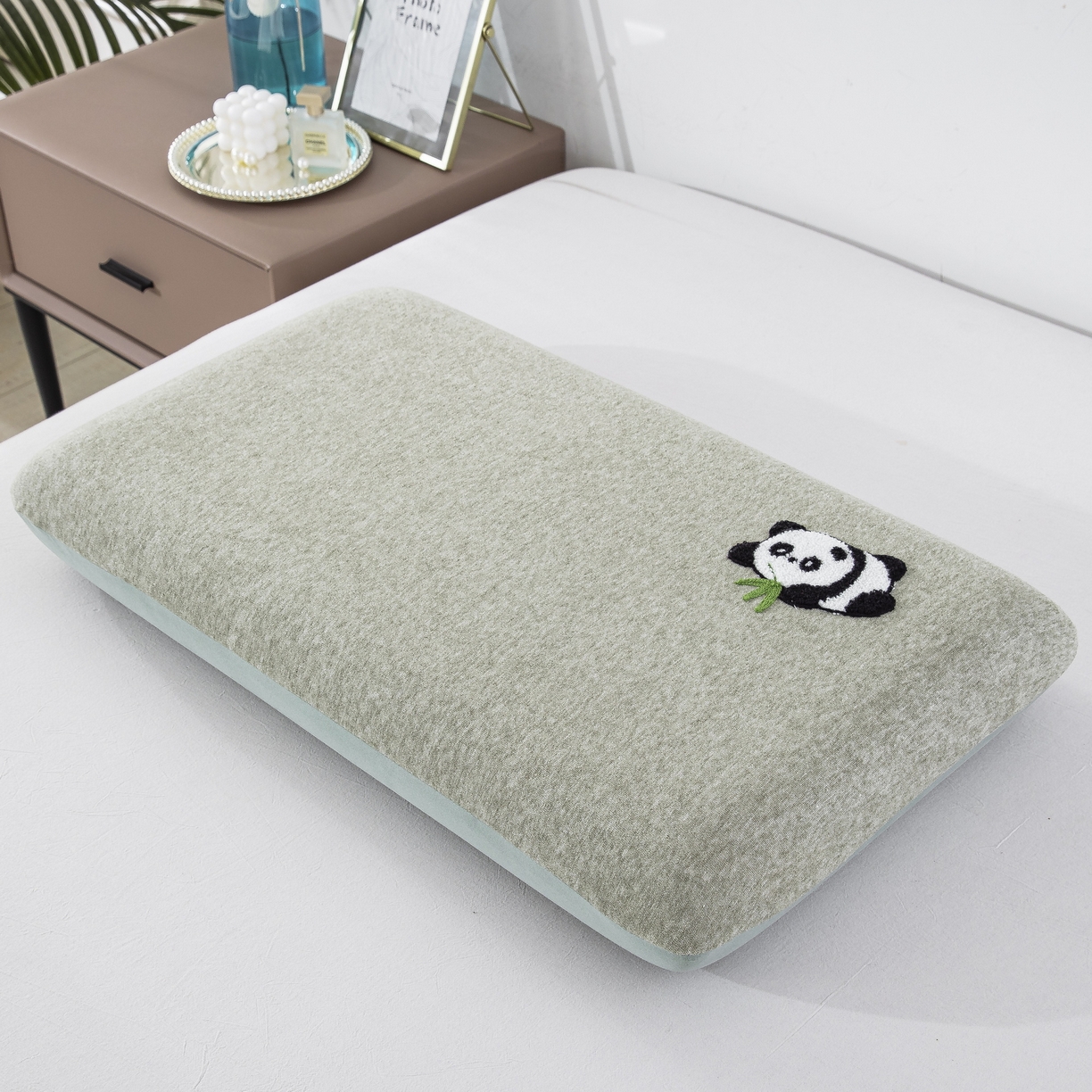 91家纺网 家纺一手货源 找家纺 大黄蜂家居家纺 2025新款毛巾绣仿羊绒星球面包记忆枕套 熊猫绿