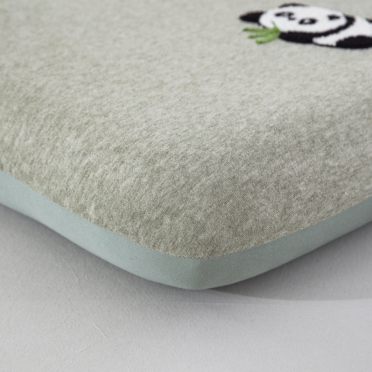 91家纺网 家纺一手货源 找家纺 大黄蜂家居家纺 2025新款毛巾绣仿羊绒星球面包记忆枕套 熊猫绿