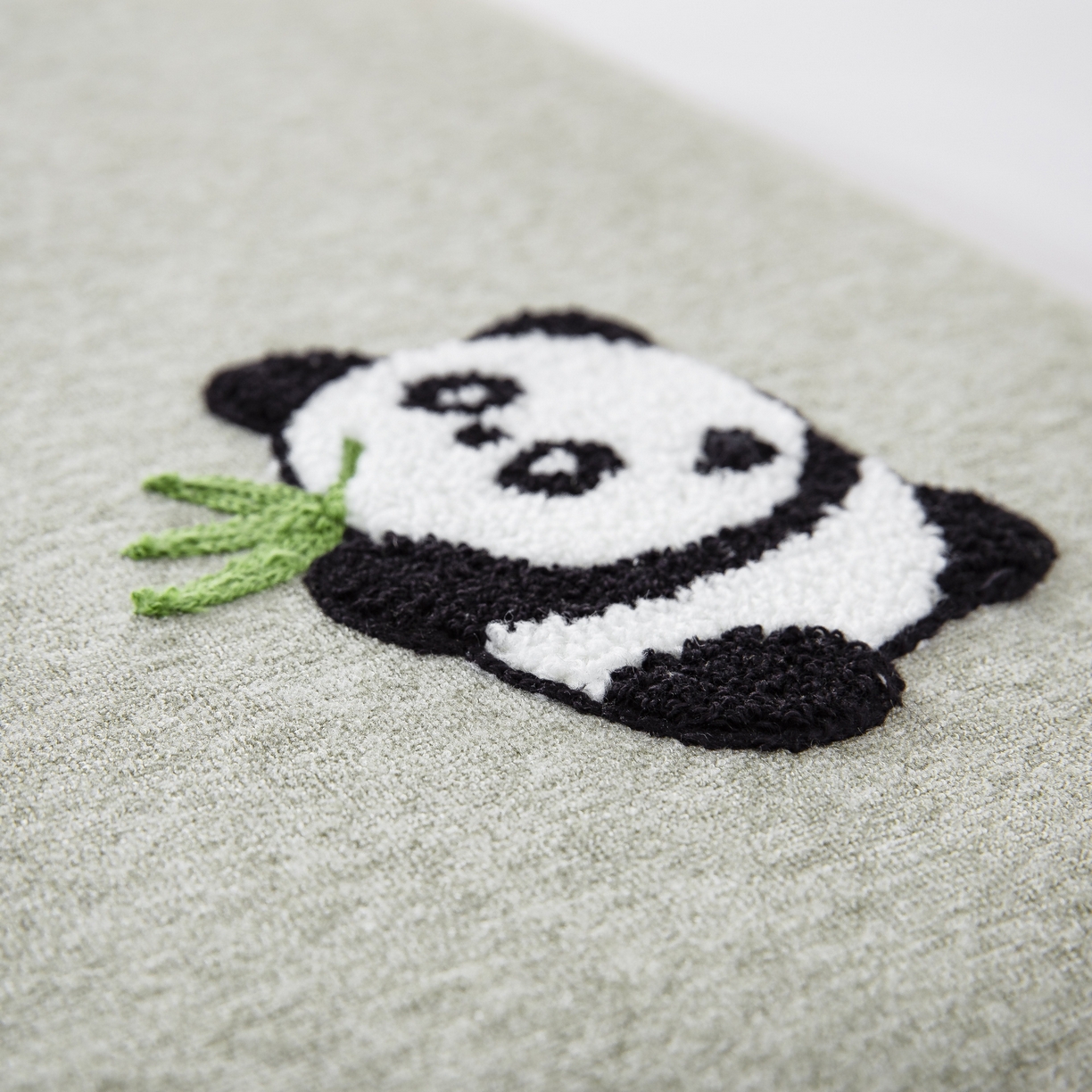 91家纺网 家纺一手货源 找家纺 大黄蜂家居家纺 2025新款毛巾绣仿羊绒星球面包记忆枕套 熊猫绿