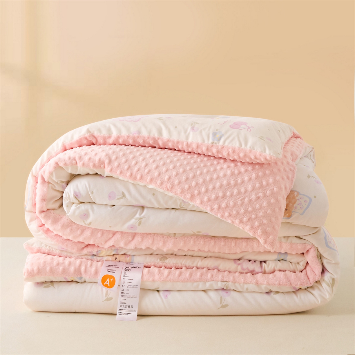 91家纺网 家纺一手货源 找家纺 盛秋家纺 2025新款A类水洗棉水晶绒豆豆被被子被芯 花满天+蝴蝶粉