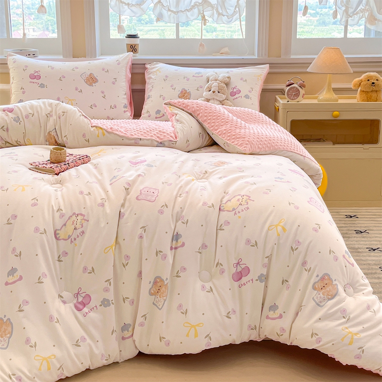 91家纺网 家纺一手货源 找家纺 盛秋家纺 2025新款A类水洗棉水晶绒豆豆被被子被芯 花满天+蝴蝶粉