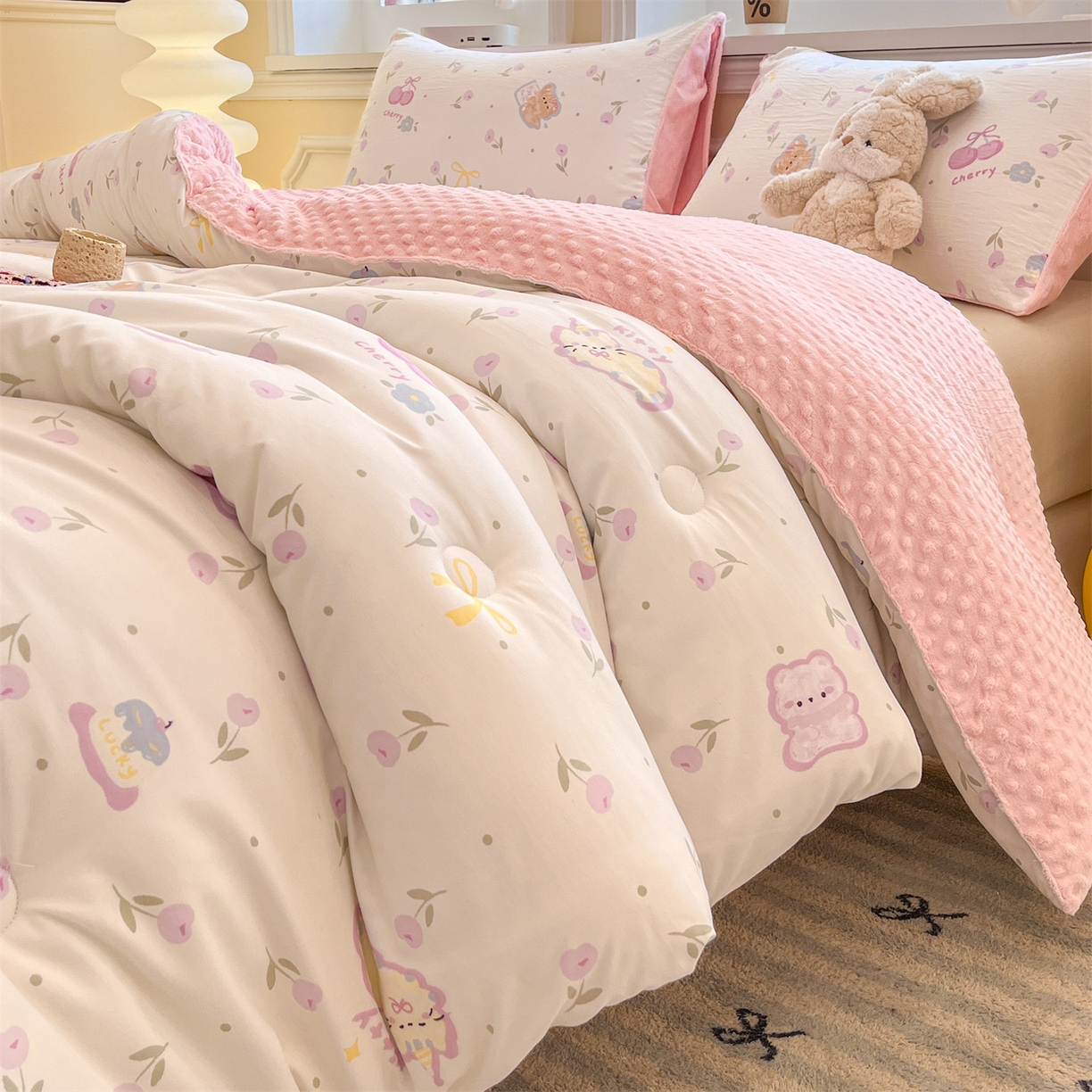 91家纺网 家纺一手货源 找家纺 盛秋家纺 2025新款A类水洗棉水晶绒豆豆被被子被芯 花满天+蝴蝶粉