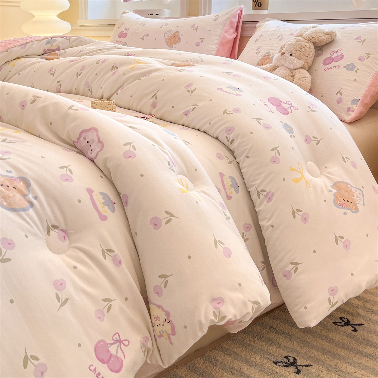 91家纺网 家纺一手货源 找家纺 盛秋家纺 2025新款A类水洗棉水晶绒豆豆被被子被芯 花满天+蝴蝶粉