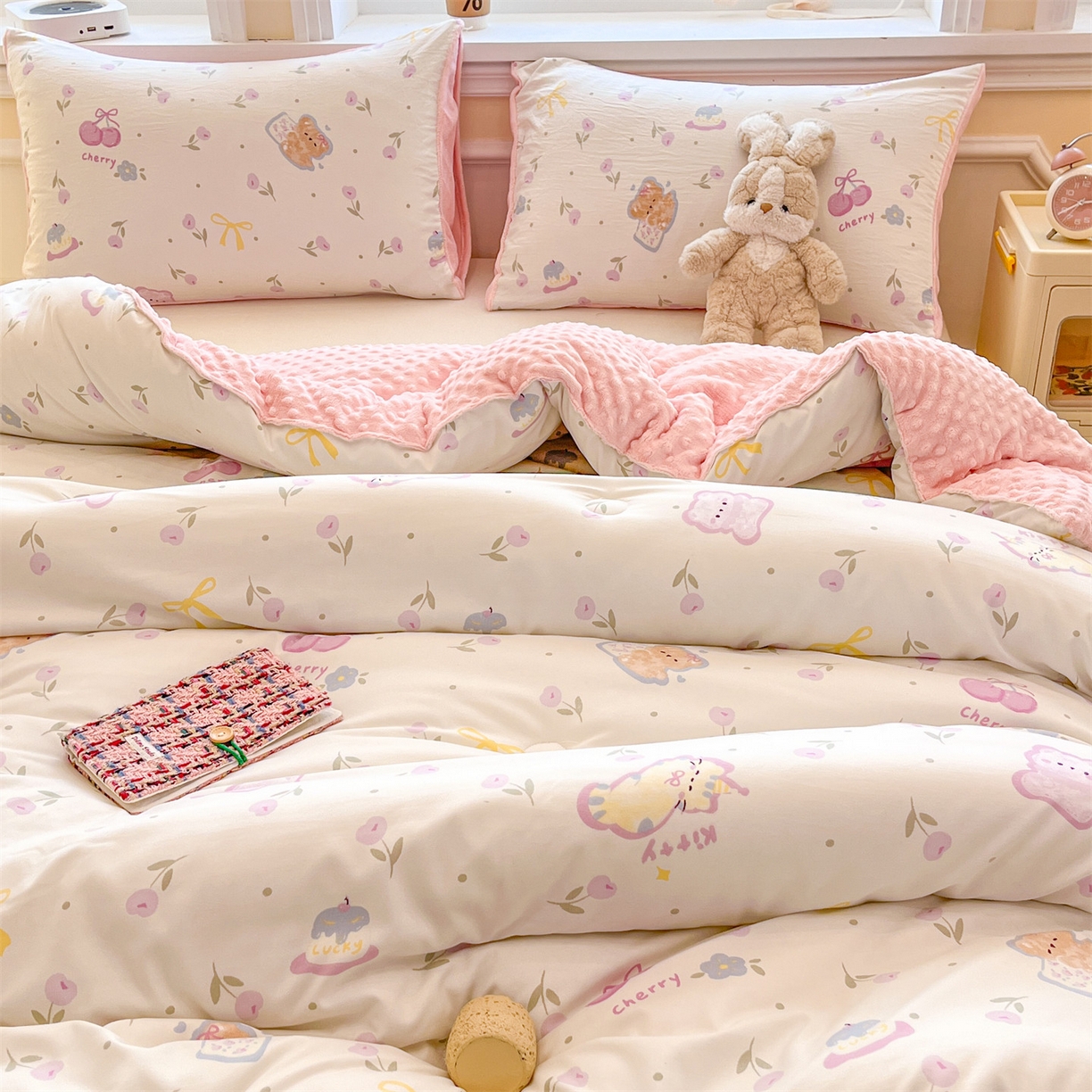 91家纺网 家纺一手货源 找家纺 盛秋家纺 2025新款A类水洗棉水晶绒豆豆被被子被芯 花满天+蝴蝶粉