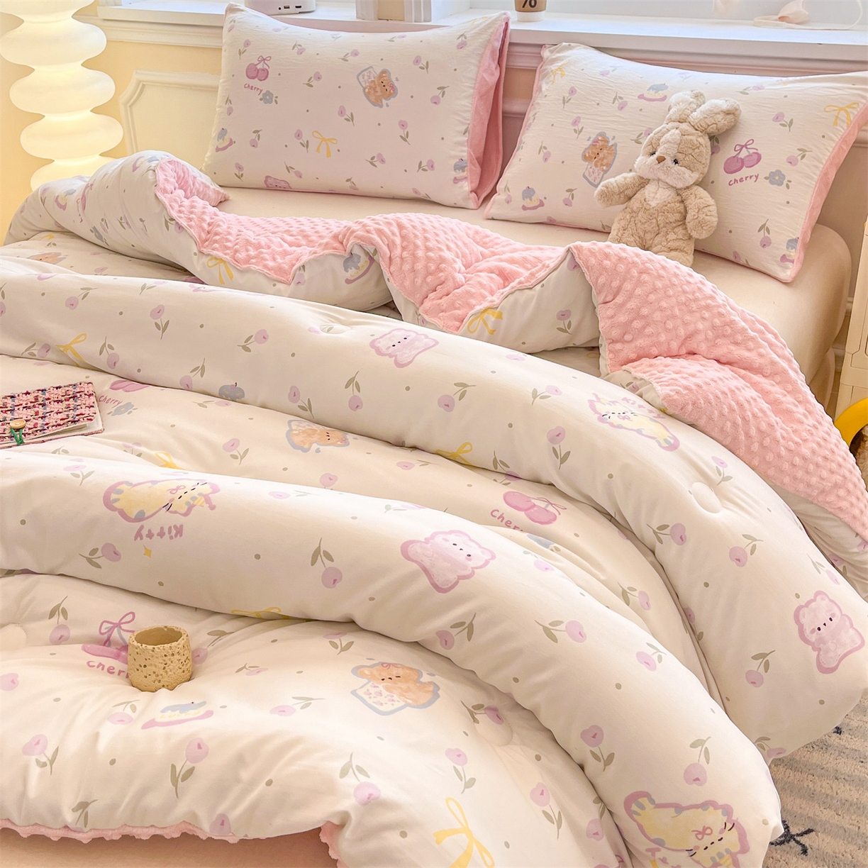 91家纺网 家纺一手货源 找家纺 盛秋家纺 2025新款A类水洗棉水晶绒豆豆被被子被芯 花满天+蝴蝶粉