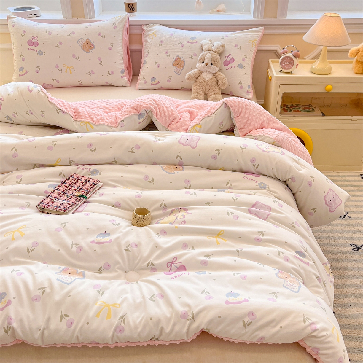 91家纺网 家纺一手货源 找家纺 盛秋家纺 2025新款A类水洗棉水晶绒豆豆被被子被芯 花满天+蝴蝶粉