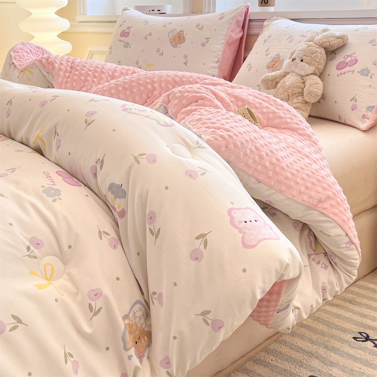 91家纺网 家纺一手货源 找家纺 盛秋家纺 2025新款A类水洗棉水晶绒豆豆被被子被芯 花满天+蝴蝶粉