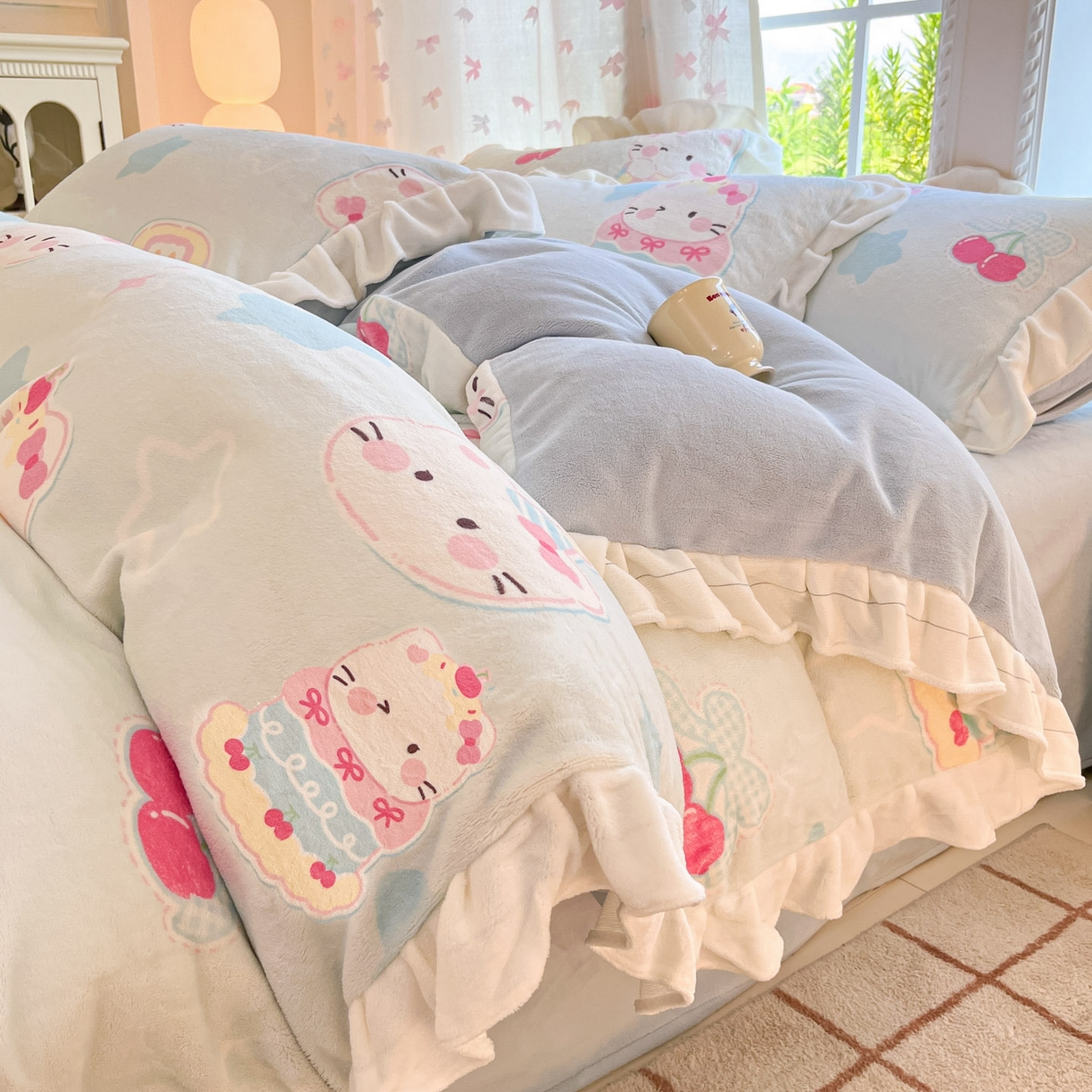 91家纺网 家纺一手货源 找家纺 慕澄家居 2025新款花边款牛奶绒印花四件套 花边款-蛋糕猫咪