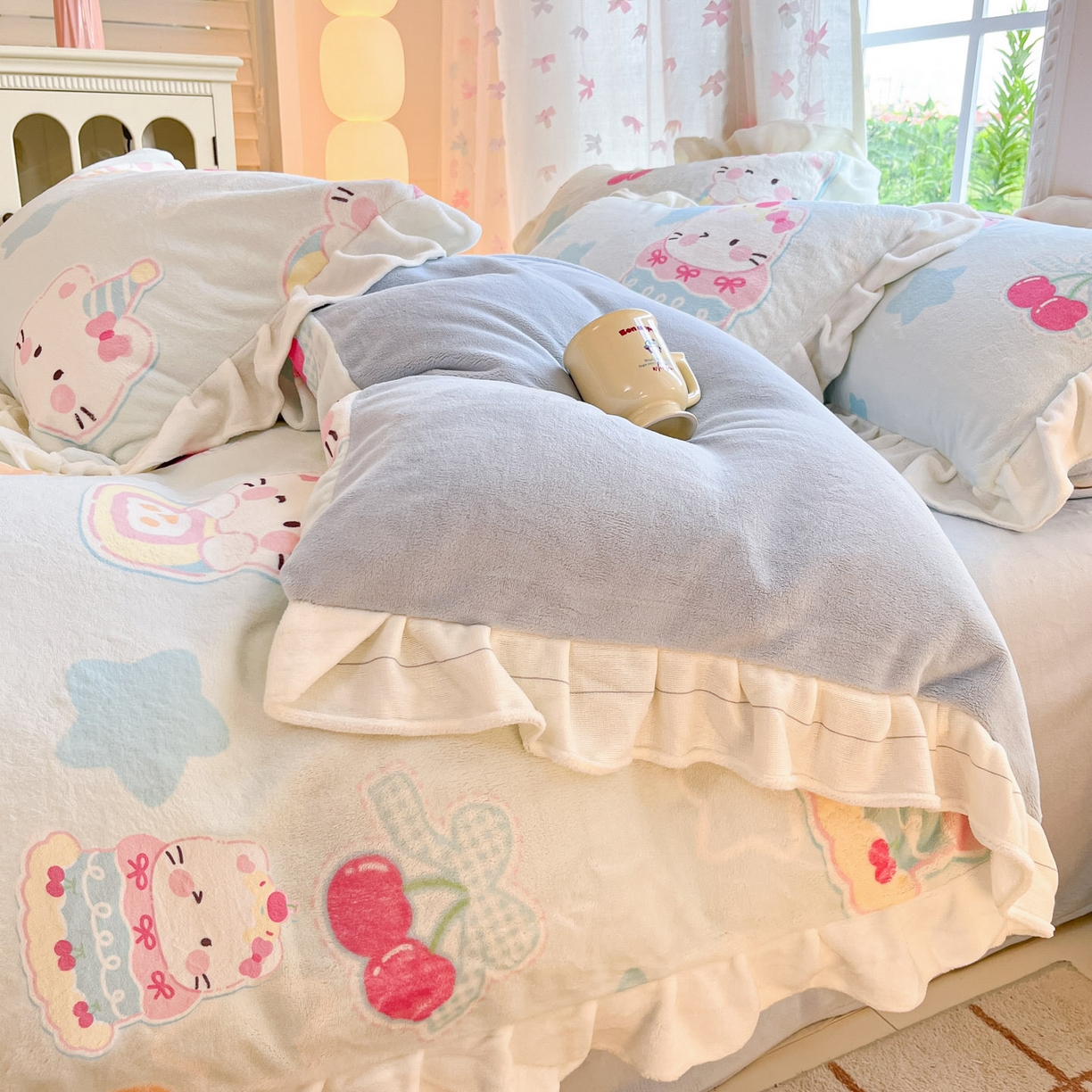 91家纺网 家纺一手货源 找家纺 慕澄家居 2025新款花边款牛奶绒印花四件套 花边款-蛋糕猫咪